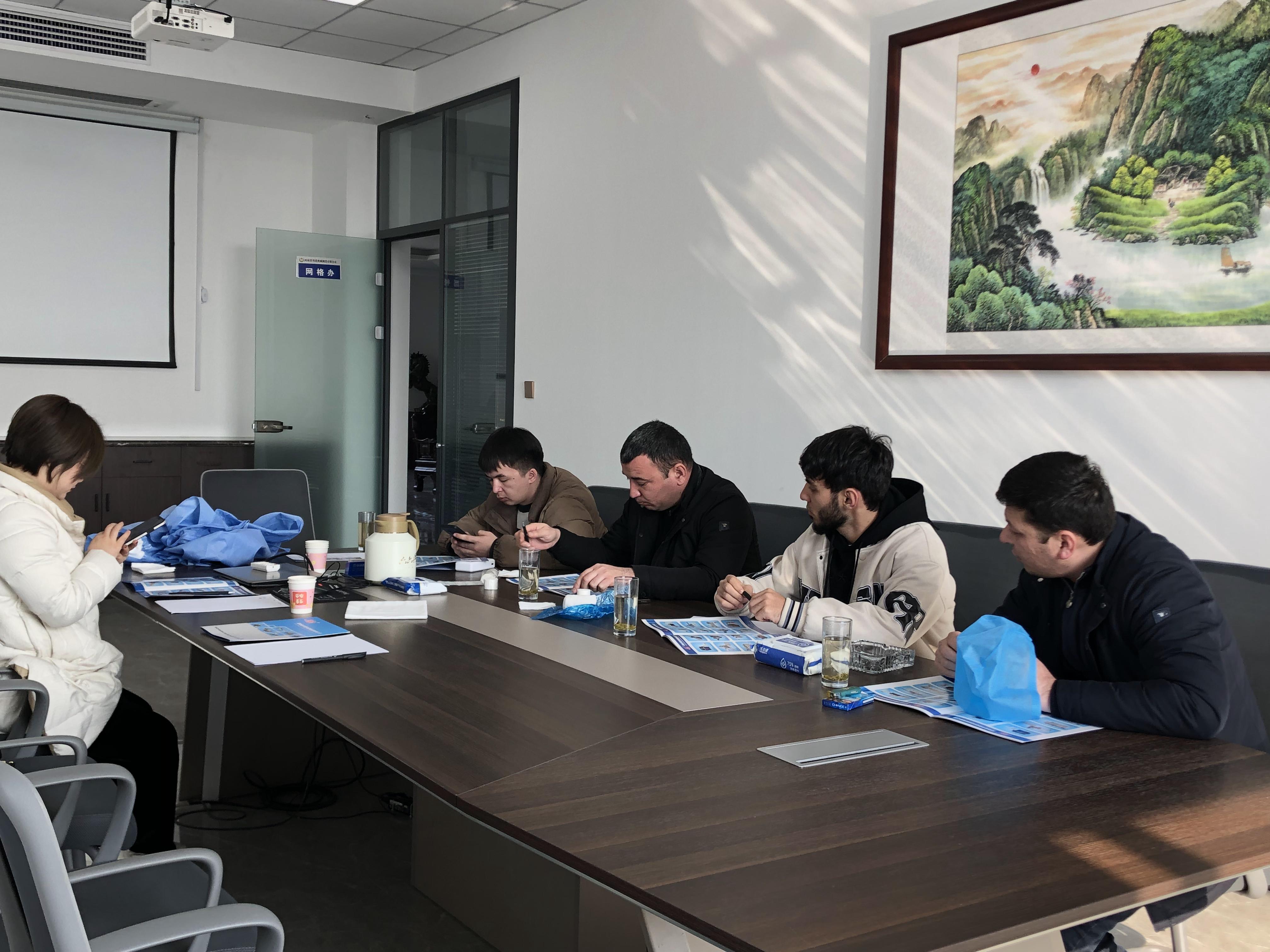 與外國(guó)客戶簽約中.JPG